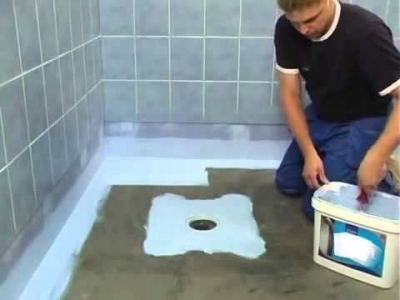 Гидроизоляция стен ванной комнаты при помощи шпателя
